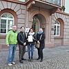 Mitglieder der Bürgerinitiative Pro Aufzug überreichten am Montagmittag eine Unterschriftenliste an den CDU-Stadtrat Maximilian Wagner ...