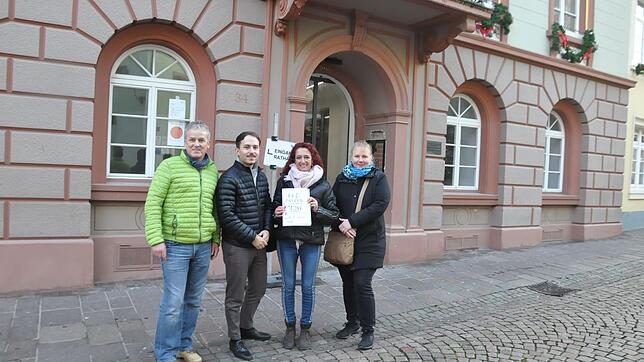 Mitglieder der Bürgerinitiative Pro Aufzug überreichten am Montagmittag eine Unterschriftenliste an den CDU-Stadtrat Maximilian Wagner ...