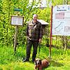 Wildtierschützer Elko Pfaff und sein Jagdhund Zeus stehen an der Wässerlebar neben dem Aachgrund-Spielplatz. Weil viele Spaziergänger ...