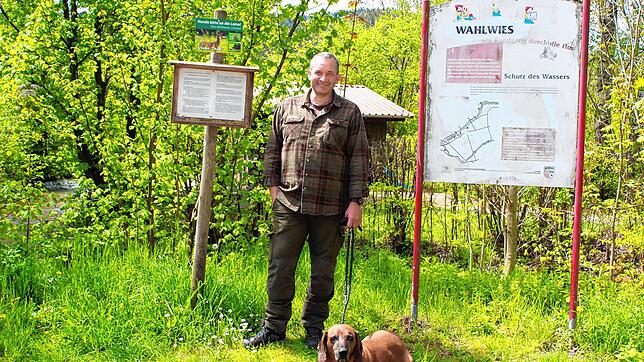 Wildtierschützer Elko Pfaff und sein Jagdhund Zeus stehen an der Wässerlebar neben dem Aachgrund-Spielplatz. Weil viele Spaziergänger ...