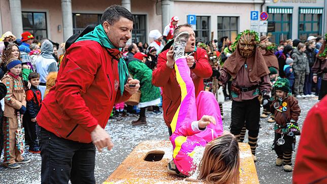 Bild 21: Großer Umzug 2023: Die Zuschauer bestaunen das bunte Treiben in Konstanz
