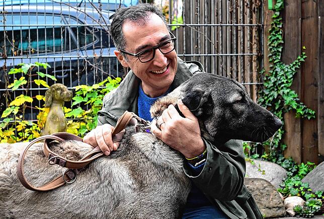 Der Bundeslandwirtschaftsminister streichelt bei seinem Besuch im Tierheim in Stuttgart-Botnang eine Hündin der Rasse Kangal.