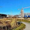 Auf der Nordseite der Schänzlebrücke geht es hoch hinaus. Hier wachsen das Asisi-Panorama (links) und das Parkhaus Brückenquartier ...