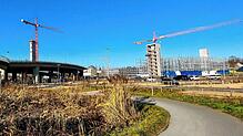 Auf der Nordseite der Schänzlebrücke geht es hoch hinaus. Hier wachsen das Asisi-Panorama (links) und das Parkhaus Brückenquartier ...