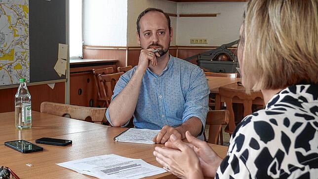 SÜDKURIER-Redakteur Dominique Hahn beim Sommerinterview mit Bürgermeisterin Susen Katter beim Sommerinterview im Feuerwehrhaus.