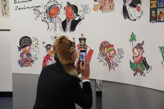Diese Kunst muss festgehalten werden: Ein Narr fotografiert die Werke von Hanjo Ehmann mit seinem Handy ab. Bild: Anna-Maria Schneider