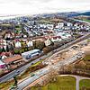 Blick auf Allensbach aus Richtung Osten. In der Bildmitte unterquert die Kaltbrunner Straße die Bundesstraße 33.