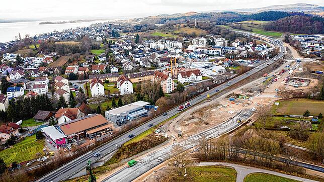 Blick auf Allensbach aus Richtung Osten. In der Bildmitte unterquert die Kaltbrunner Straße die Bundesstraße 33.