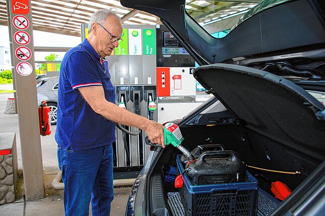 Hans Peter Steiert nutzte am Mittwoch den rabattierten Spritpreis an der Total-Tankstelle in Gottmadingen. Die Kanister habe er für den ...