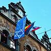 Die Stadtverwaltung hat auf eine Beflaggung mit der israelischen Flagge verzichtet. Seit Kurzem weht hier stattdessen eine andere Flagge ...