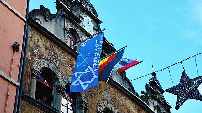 Die Stadtverwaltung hat auf eine Beflaggung mit der israelischen Flagge verzichtet. Seit Kurzem weht hier stattdessen eine andere Flagge ...