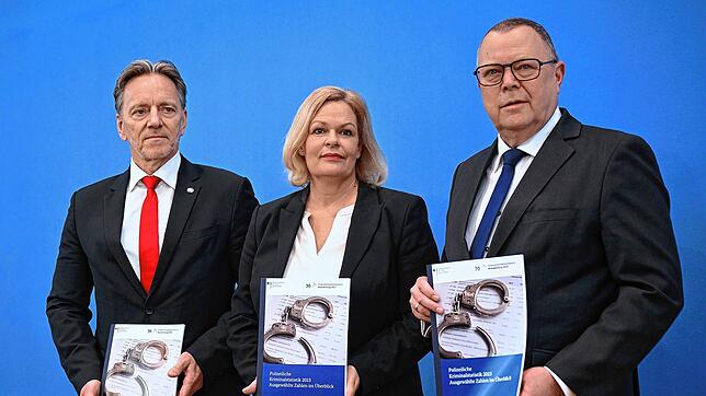 Nancy Faeser, Bundesministerin des Innern und Heimat, Michael Stübgen (rechts), Vorsitzender der Innenministerkonferenz, und Holger ...