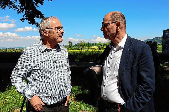 Josef Würms, Gemeindepräsident von Ramsen und Singens Oberbürgermeister Bernd Häusler im Gespräch bei der Schüppeleiche.