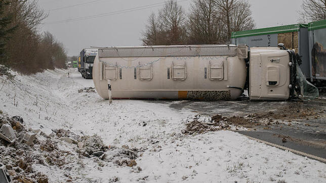 Der Silolaster blockiert die Fahrbahnen. Bilder: Günther Brender