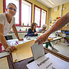 Hier darf gewählt werden: Ein Mann steckt am Sonntag in einem Radolfzeller Wahllokal seinen Wahlzettel zur Europawahl in die Wahlurne, ...