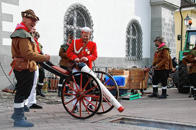 Bild 4: Bilder vom Narrenbaumstellen der Narrizella Ratoldi auf dem Marktplatz