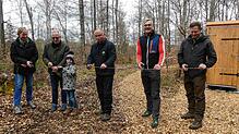 Landrätin Stefanie Bürkle, Gammertingens Bürgermeister Holger Jerg und sein Sohn Johannes, Bernd Schneck, Geschäftsführer des Naturparks ...