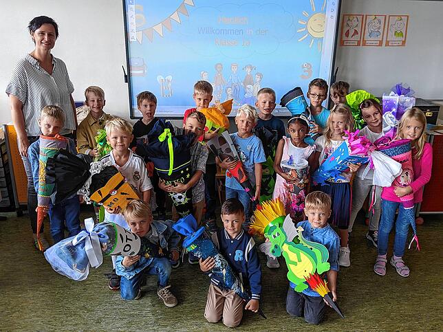Klasse 1a: Die Erstklässler mit Klassenlehrerin Ulrike Exner