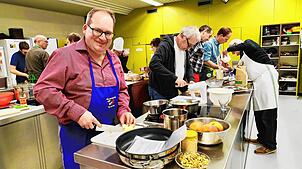 Hier stehen die Männer am Herd: Beim Kochkurs der Landfrauen lernten Neulinge und Hobbyköche neue Rezepte kennen. Vorn: Uwe Kempter, ...