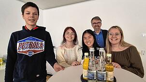 Die Nachwuchsforscher (von links) Clemens Helling, Lilli Leingang, Dorit Nguyen und Chiara Oddo mit Oberbürgermeister Martin Gruner ...