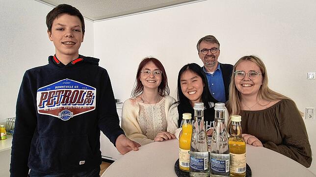 Die Nachwuchsforscher (von links) Clemens Helling, Lilli Leingang, Dorit Nguyen und Chiara Oddo mit Oberbürgermeister Martin Gruner ...
