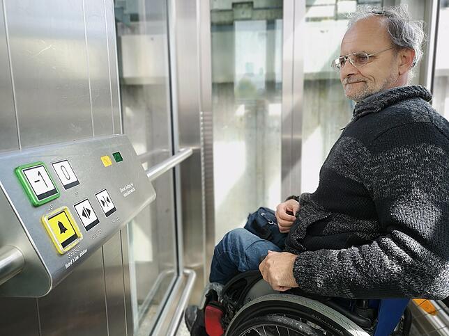 Die Bedientasten in den städtischen Aufzügen der Bahnhofsunterführung sind behindertengerecht waagrecht und nicht senkrecht angebracht ...