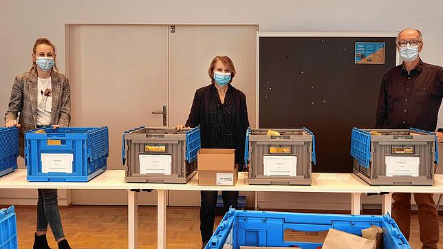 Vorbereitung: Im Rathaus Waldshut stehen die Kisten für die einzelnen Stimmbezirke für die Landtagswahl bereit. Darin finden sich unter ...