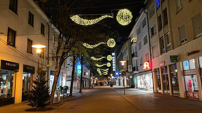 In Friedrichhafens Innenstadt war am Donnerstagabend wenig los.