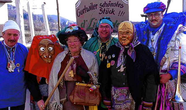 Repräsentanten der Gurtweiler Fasnacht im Jahre 1980. Von links: Karl Güntert (Fahnenträger), eine Schellehex, Hildegard Mutter ...