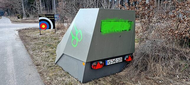 Die ungeliebten Messgeräte sind auch immer wieder Farbattacken ausgesetzt, wie hier vor einigen Monaten an der Landesstraße 181 bei ...
