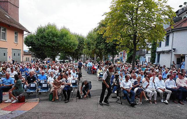 Blick auf den Johannisplatz am Samstagabend kurz vor Beginn des Heimatabends mit Bürgertheater.
