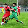 Zweikampf zwischen dem Salemer Hasan Gördük (links) und Burak Ari vom TSV Aach-Linz. Die Gastgeber zogen vor 420 Zuschauern ins ...