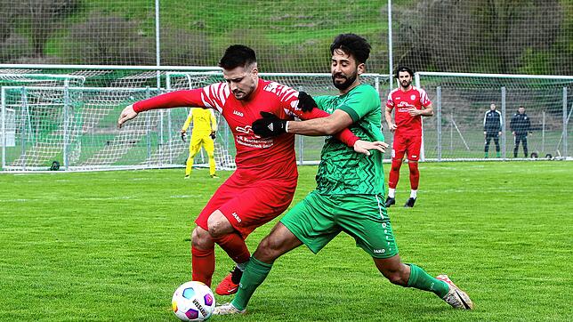 Zweikampf zwischen dem Salemer Hasan Gördük (links) und Burak Ari vom TSV Aach-Linz. Die Gastgeber zogen vor 420 Zuschauern ins ...