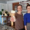 Laura Albrecht (links) mit einer Mitarbeiterin im Inneren ihrer Eisdiele. Die Produkte kosten hier vielleicht etwas mehr als woanders – ...