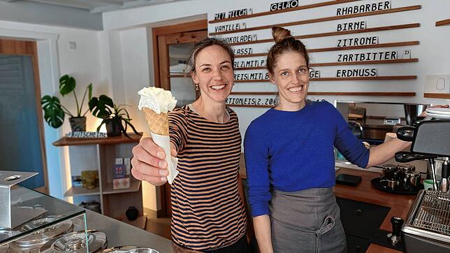 Laura Albrecht (links) mit einer Mitarbeiterin im Inneren ihrer Eisdiele. Die Produkte kosten hier vielleicht etwas mehr als woanders – ...