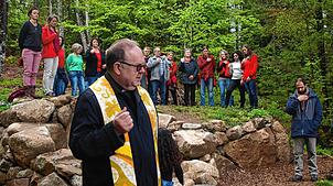 Pfarrer Jan gab dem neuen Dachsweg den kirchlichen Segen bei der Eröffnung. Bild: Karin Steinebrunner