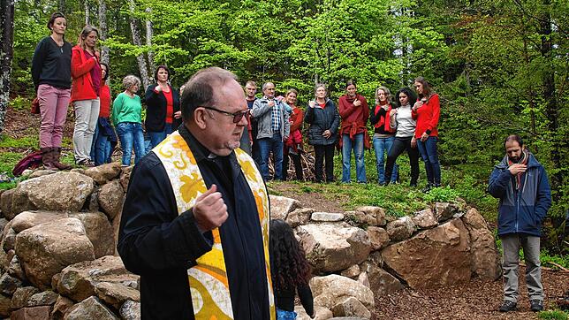 Pfarrer Jan gab dem neuen Dachsweg den kirchlichen Segen bei der Eröffnung. Bild: Karin Steinebrunner