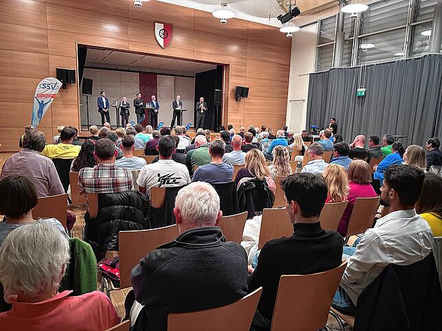Der Saal im Gemeindehaus Berg ist bei der Podiumsdiskussion mit den OB-Kandidaten gut besucht.