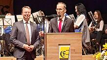 Bürgermeister Frank Harsch (rechts) freute sich, in diesem Jahr den Geschäftsführer des Gesundheitsverbunds im Landkreis, Bernd Sieber, ...