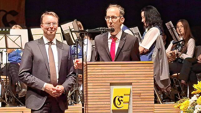 Bürgermeister Frank Harsch (rechts) freute sich, in diesem Jahr den Geschäftsführer des Gesundheitsverbunds im Landkreis, Bernd Sieber, ...