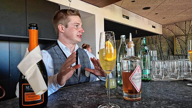 Barkeeper Timo Köhler erklärte gerne, was es mit seinem Zeppelin-Drink auf sich hat.