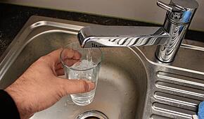 (Symbolbild) Das Trinkwasser in Radolfzell muss aktuell abgekocht werden.