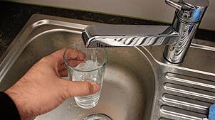 (Symbolbild) Das Trinkwasser in Radolfzell muss aktuell abgekocht werden.