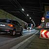 Der Verkehr rollt im Arlberg Straßentunnel. Das 14 Kilometer lange Bauwerk ist einer der längsten Straßentunnel Europas. Tausende Autos ...