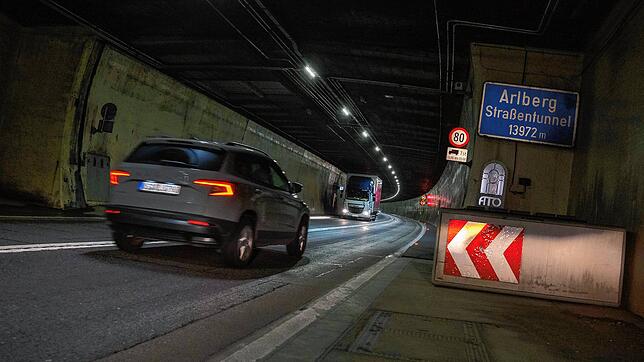 Der Verkehr rollt im Arlberg Straßentunnel. Das 14 Kilometer lange Bauwerk ist einer der längsten Straßentunnel Europas. Tausende Autos ...