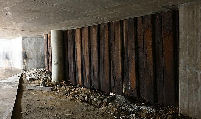 Die rostigen Spundwände stehen rund um das Fundament des heutigen Rössle-Einkaufszentrums.