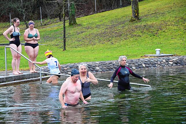 Ja, es war kalt im Badesee Eggingen beim ersten Neujahrsschwimmen. Dennoch gab es 18 mutige Schwimmer, die sich ins fünf Grad kalte Nass ...