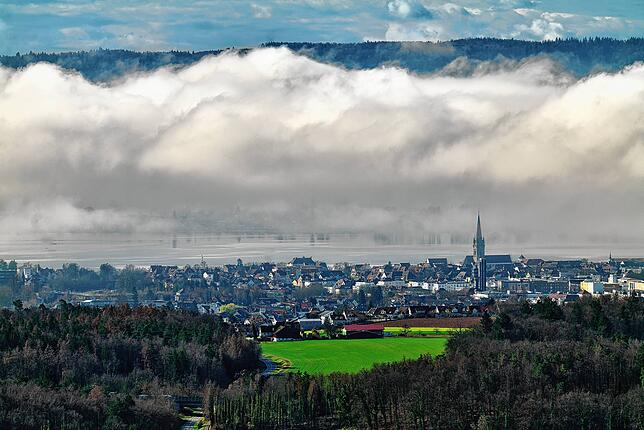 Dichte Nebelschwaden über dem Untersee, langsam zieht sich der Nebel zurück und legt Radolfzell frei. (Archivbild)