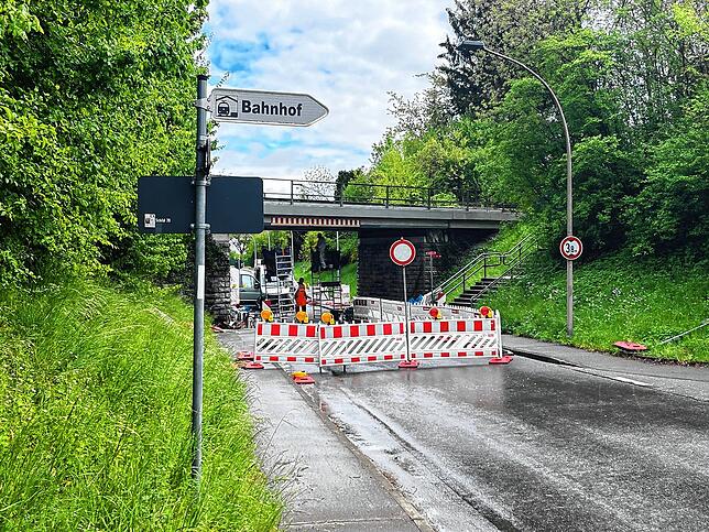 In den vergangenen Tagen war die Markdorfer Straße gesperrt. Die Deutsche Bahn hat die Bahnbrücke in Richtung Efrizweiler saniert.