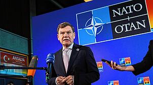 Der deutsche Außenminister Johann Wadephul spricht mit Journalisten bei seiner Ankunft zum informellen NATO-Außenministertreffen in ...